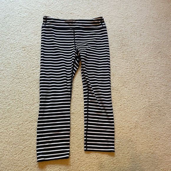 Athleta crops - Picture 2 of 2